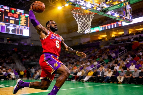 NBA季后赛精彩集锦 湖人队詹姆斯暴扣瞬间